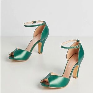 New In Box Chelsea Crew ModCloth Fine Dining Peep Toe Heel Green Size 38.